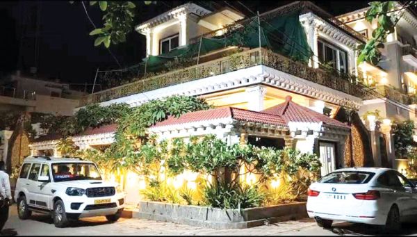 हिस्ट्रीशीटर रोहित तोमर के घर रात भर चली छापेमारी में बड़ी जब्तियां
