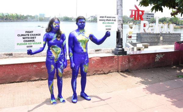 युवक-युवती ने पृथ्वी का रूप धरकर शाकाहार अपनाने प्रेरित किया