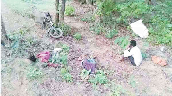 तेज रफ्तार बाइक पेड़ से टकराई, दो की मौत, एक घायल