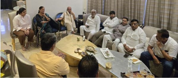 आकाश के घर पहुंचे तोमर