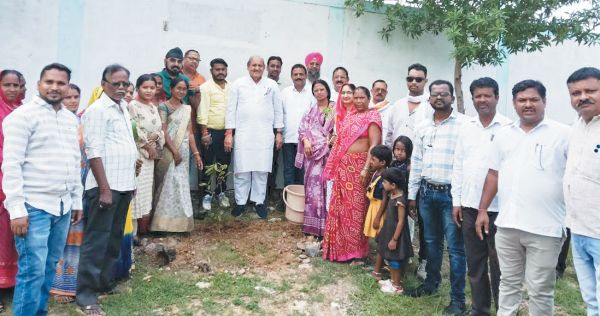 विश्व पर्यावरण दिवस कांग्रेसियों ने रोपे पौधे