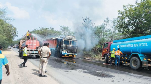 चावल से भरे हुए ट्रक में लगी आग, चालक ने कूदकर बताई जान