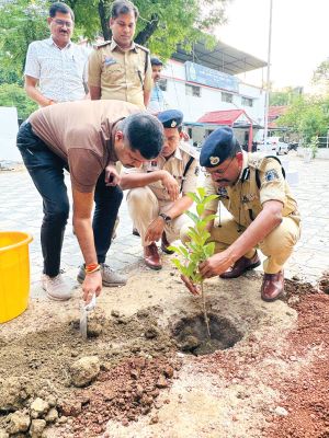 गंज परिसर में एसएसपी ने लगाए पौधे
