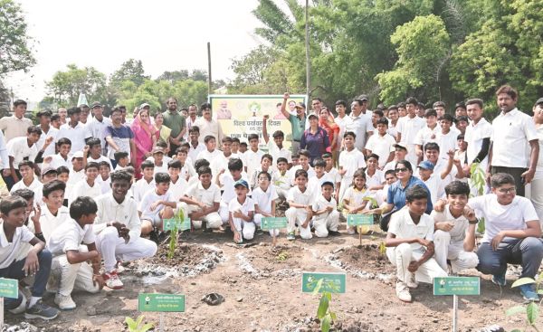 जनप्रतिनिधियों और अफसरों ने किया पौधरोपण