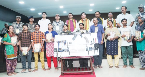 ईनामी नक्सलियों ने किया महाराष्ट्र सीएम के समक्ष आत्मसमर्पण