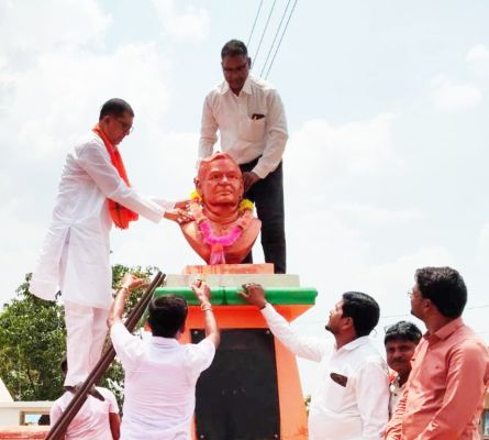 वाजपेयी की प्रतिमा का पूर्व विधायक ने किया माल्यार्पण
