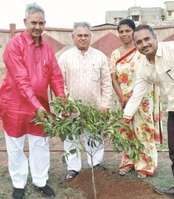 योग आयोग अध्यक्ष ने किया पौधरोपण