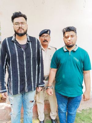 20 लाख के डालर चोरी करने वाले दो गिरफ्तार