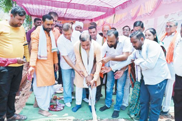 व्यावसायिक भवन का भूमिपूजन