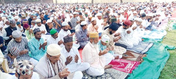 ईद उल अजहा पर नमाज के बाद देश में अमन-चैन और खुशहाली की दुआ मांगी