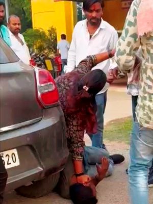 'मर भी जाए तो फर्क नहीं पड़ता', महिला नेता की मारपीट से थाने के सामने हड़कंप मचा