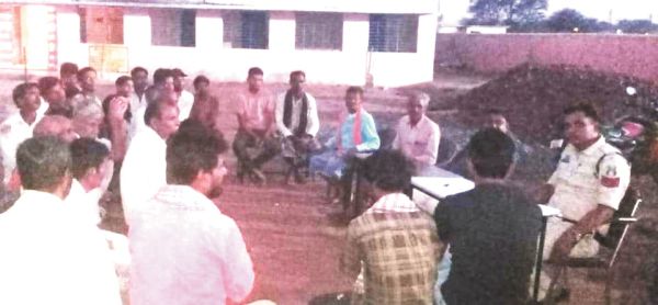 लोगों को चौपाल लगाकर महिला अपराध, नशे के नुकसान की दी जानकारी