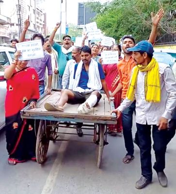 जेल के भीतर पिटवाने के आरोप में शिक्षक निलंबित
