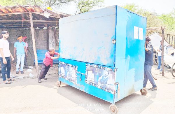 अस्पताल के सामने लगे ठेला-झोपड़ी को दस्ता ने हटाया