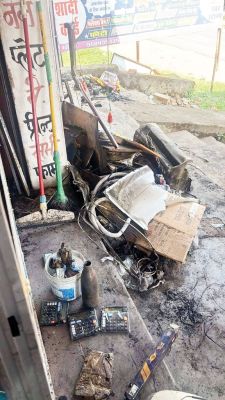 फ्लेक्स दुकान में आग, लाखों का सामान खाक