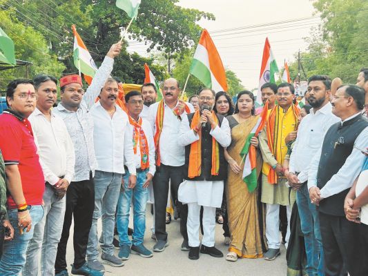 साहस व शौर्य के सम्मान में हाथों में तिरंगा लेकर निकले घर घर