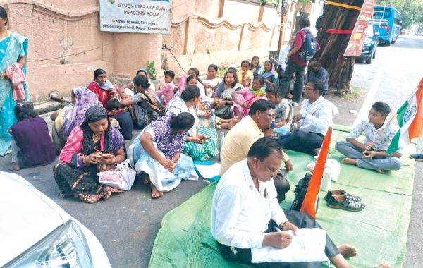 शहीदों के परिजन डिप्टी सीएम के निवास के सामने धरने पर