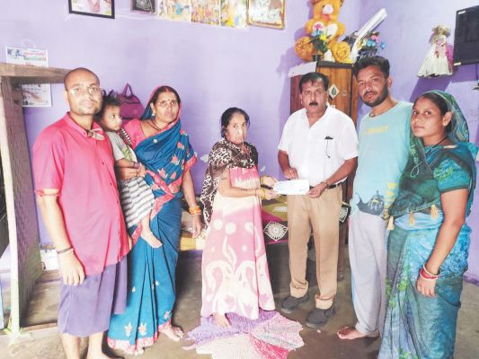 महिला के इलाज के लिए एक लाख मंजूर, घर पहुंच दिया चेक
