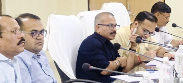 कलेक्टर ने अफसरों को दी सख्त हिदायत, कहा-दौरा कर समस्याओं का करें निराकरण