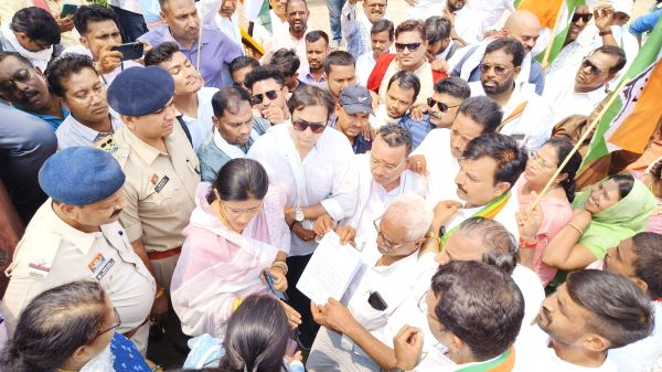 रोजगार विरोधी नीति को  लेकर कांग्रेसियों का घेराव