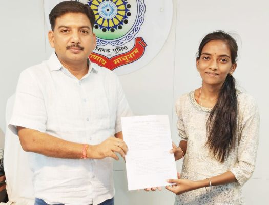 एसएसपी ने बाल आरक्षक से आरक्षक बनीं श्वेता साहू को सौंपा नियुक्ति पत्र