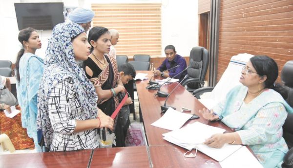 आरटीई के तहत अन्य स्कूल में प्रवेश दिलाने अभिभावक ने दिया आवेदन