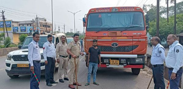 रिंग रोड में खड़े 150 से अधिक भारी मालवाहकों का चालान