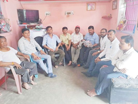 प्रसूता की मौत, पीडि़त परिवार से की निषाद समाज ने मुलाकात