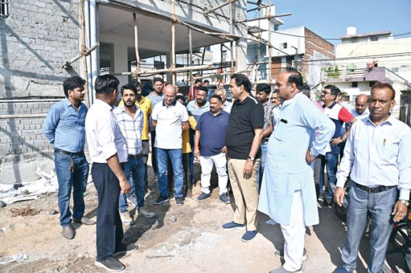 स्कूल भवन इतना अच्छा बनाएं कि  लोग निगम का कार्य याद रखें