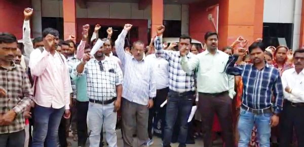  नियमितीकरण की मांग, चतुर्थ वर्ग कर्मचारी संघ ने सौंपा ज्ञापन, 19 को घेराव की चेतावनी