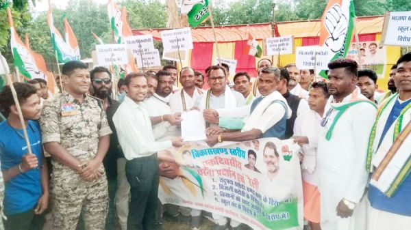  कांग्रेस का एकदिनी धरना-प्रदर्शन, मांगों को लेकर राज्यपाल के नाम सौंपा ज्ञापन