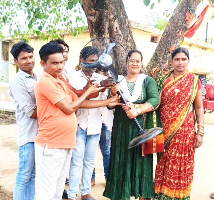 पीएम आवास पूर्ण करने वाले 6 हितग्राहियों को महिला सरपंच ने गिफ्ट किया पंखा