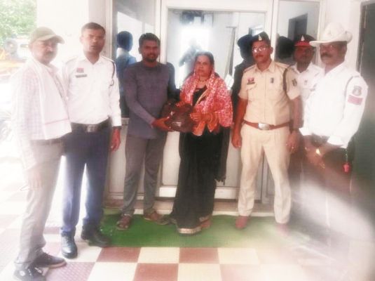 ई-रिक्शा सवारी महिला को वापस मिला छूटा सामान