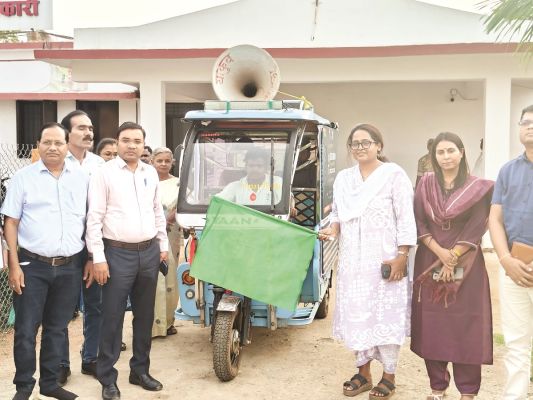 कलेक्टर ने झंडी दिखाकर किया प्रचार रथ को रवाना