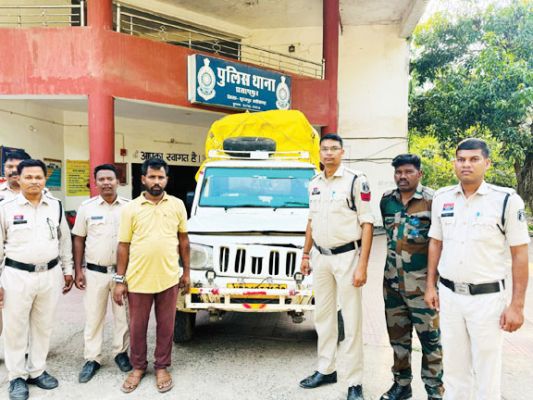 पिकअप से कबाड़ जब्त, एक आरोपी गिरफ्तार, एक फरार