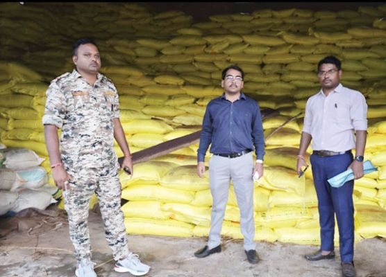 12 हजार से अधिक बोरी खाद जब्त