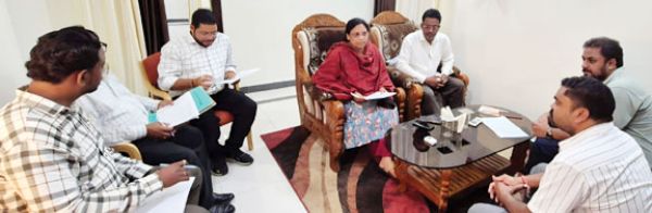 विधायक ने ली नपा अफसरों की बैठक गुणवत्तापूर्ण कार्यों के निर्देश