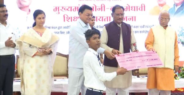 श्रमिकों के 31 मेधावी बच्चों को साय ने दिए 2-2 लाख के चेक