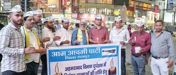 अहमदाबाद के दिवंगतों की याद में कैंडल मार्च