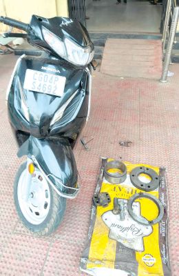 मशीनरी गोदाम से हाइड्रोलिक जैक, पाइप, डिस्क पार्ट चुराने वाले पकड़ाए