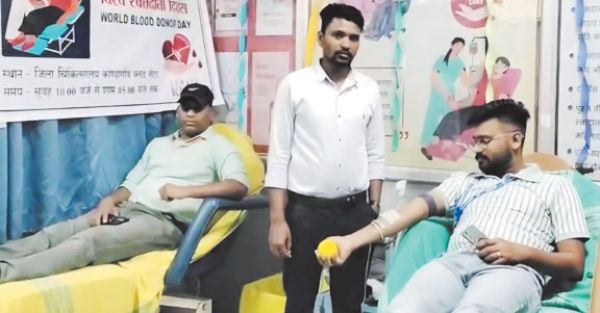 विश्व रक्तदाता दिवस पर जिला अस्पताल में रक्तदान शिविर