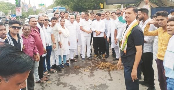 कांग्रेस ने  ईडी और भाजपा सरकार का पुतला फूंका