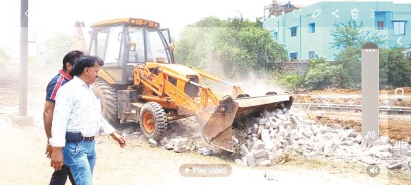 ईडब्ल्यूएस की जमीन से अवैध निर्माण को निगम ने किया बेदखल