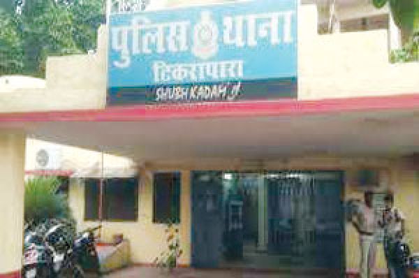 दूसरे नाम से कर रहा था शराब दुकान में काम, शादी कार्ड से हुआ खुलासा