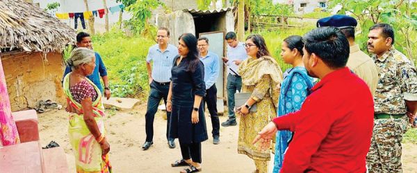 पीएम आवास हितग्राहियों से मिली प्रमुख सचिव निहारिका बारिक