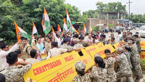 युक्तियुक्तकरण के विरोध में कांग्रेसियों ने घेरा बीईओ दफ्तर