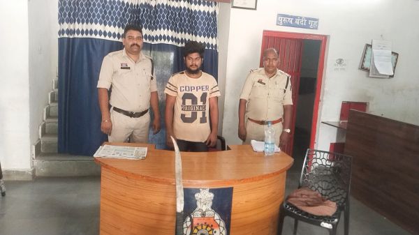  बदला लेने के लिए भेजी लड़की की अश्लील फोटो, आरोपी गिरफ्तार, तलवार भी बरामद