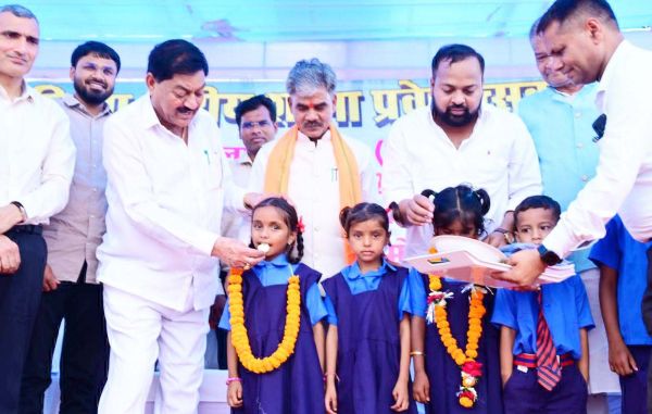 छात्र-छात्राओं को खीर-पूड़ी खिलाई,  गणवेश वितरण कर मनाया प्रवेश उत्सव