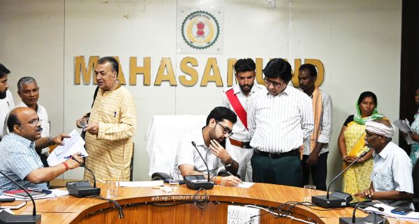 कलेक्टर ने जन चौपाल में सुनी समस्याएं