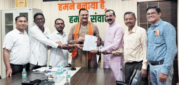प्रसूता की मौत, इलाज में लापरवाही बरतने वाले डॉक्टर-वार्डब्वॉय पर कार्रवाई की मांग, ज्ञापन